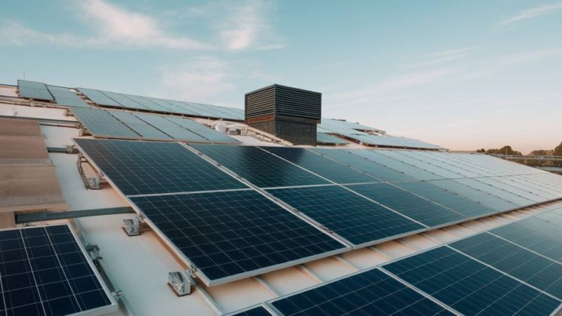 « Intégration des énergies solaires dans les systèmes CVC pour une efficacité énergétique optimale »