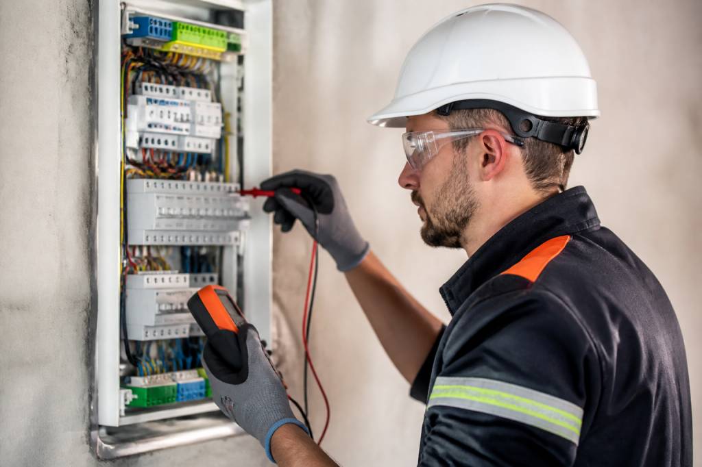 Centre de formation habilitation électrique : choisir une formation adaptée aux professionnels de la maison saine