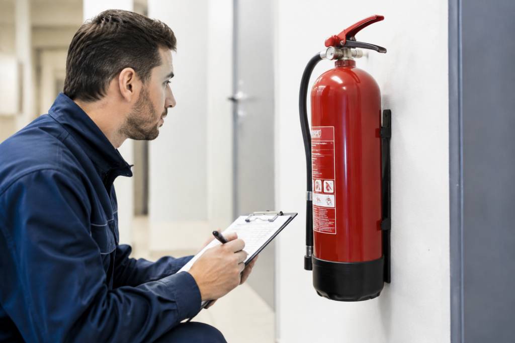 Formation vérificateur extincteurs : maîtriser les contrôles pour une maison plus sûre